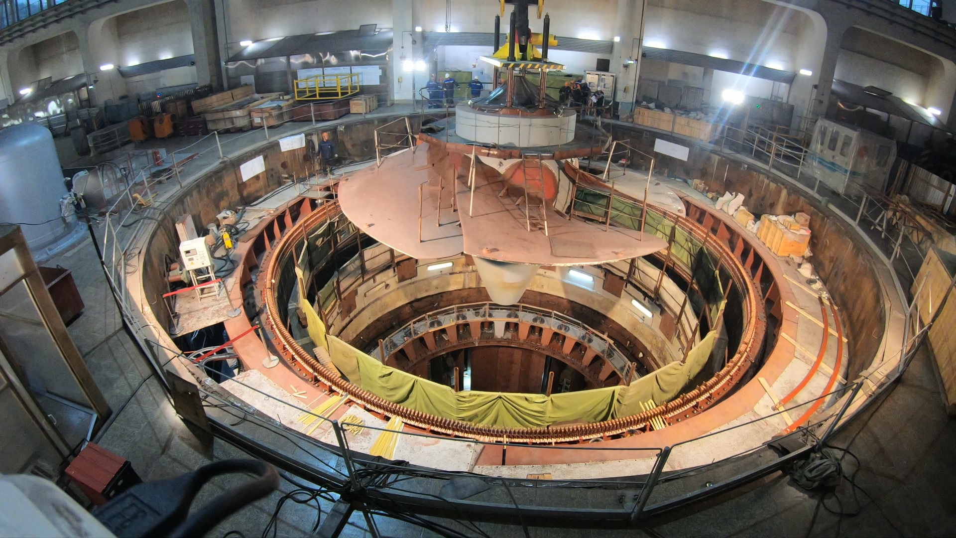 На Майнской ГЭС установили рабочее колесо нового гидроагрегата